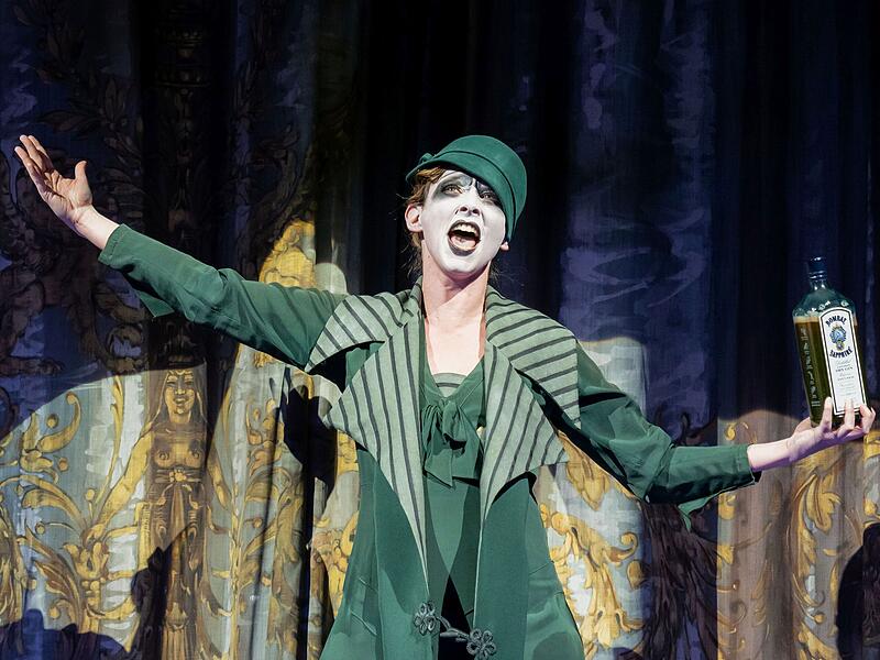 Als Neuinszenierung feierte "Die Dreigroschenoper" Premiere am Landestheater Coburg.