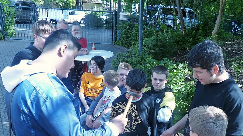 Viel Spaß hatte die Kinder beim Sommerfest der Saaletal-Schule Bad Kissingen auch beim Wettnageln an einem von der Firma Holzbau Zink gesponserten Holzklotz. Viel Spaß hatte die Kinder beim Sommerfest der Saaletal-Schule Bad Kissingen auch beim Wettnageln an einem von der Firma Holzbau Zink gesponserten Holzklotz.