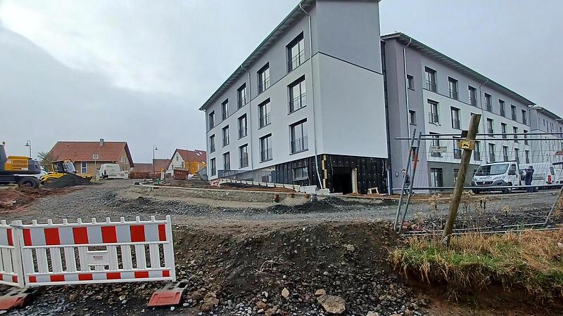 Rund ums k&uuml;nftige Seniorenzentrum wird eine Umfahrt f&uuml;r die Feuerwehr asphaltiert, von dort soll ein Geh- und Radweg in Richtung Stadt angelegt werden. An die Kante im Vordergrund kommt eine Leitplanke als Absturzsicherung.