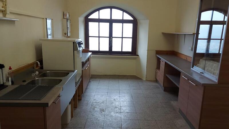 Eine gebrauchte Küche erhielt die Trimburg vom Landkreis. Sie wurde vom Bauhof Elfershausen installiert.