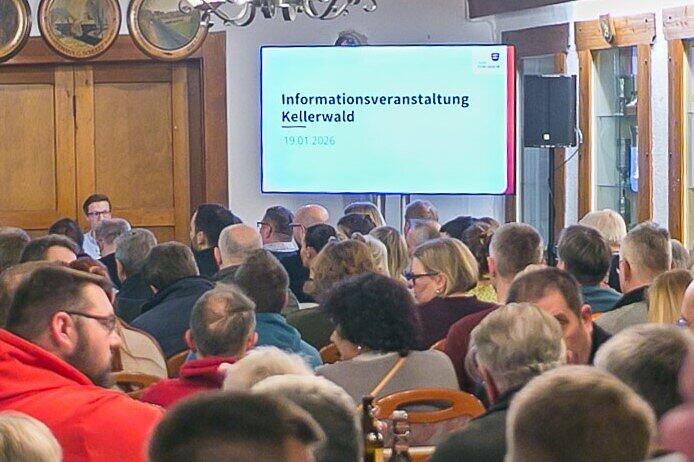 Volle H&uuml;tte im Sch&uuml;tzenkeller: Anwohner und Kellerwaldverantwortliche h&ouml;ren am Montagabend ganz genau hin, welche Zukunft die Stadt Forchheim f&uuml;r den Kellerwald skizziert. Nicht alle sind gl&uuml;cklich damit.