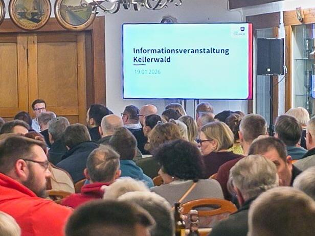 Volle H&uuml;tte im Sch&uuml;tzenkeller: Anwohner und Kellerwaldverantwortliche h&ouml;ren am Montagabend ganz genau hin, welche Zukunft die Stadt Forchheim f&uuml;r den Kellerwald skizziert. Nicht alle sind gl&uuml;cklich damit.