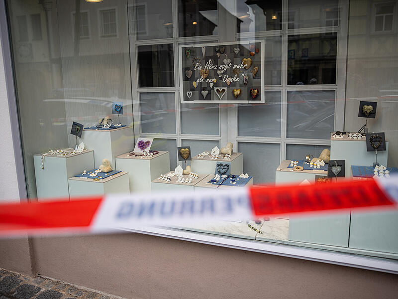 Maskierte M&auml;nner &uuml;berfallen Juwelier: Angestellte durch Pfefferspray verletzt