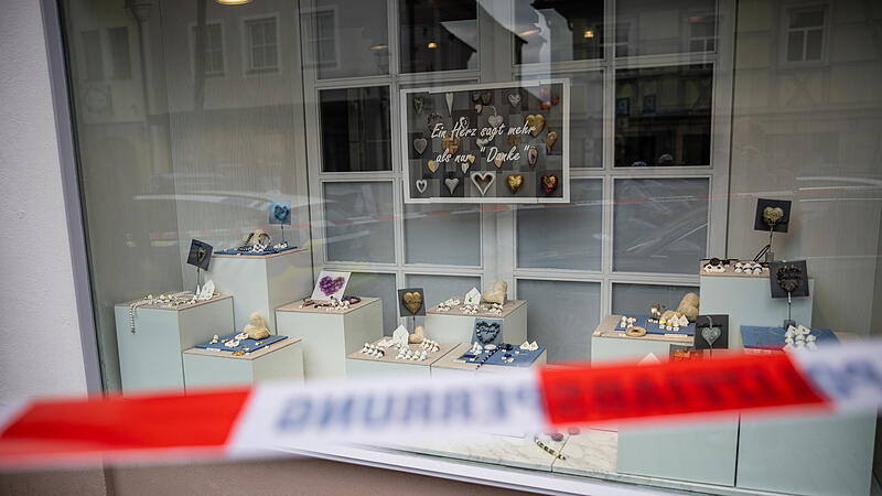 Maskierte M&auml;nner &uuml;berfallen Juwelier: Angestellte durch Pfefferspray verletzt