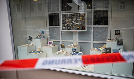 Maskierte M&auml;nner &uuml;berfallen Juwelier: Angestellte durch Pfefferspray verletzt