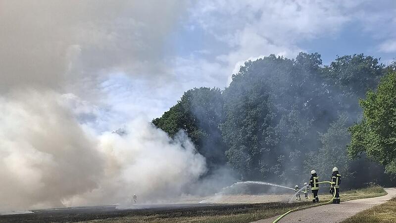 Feuerwehr zu Flächenbrand bei Heßdorf alarmiert - große Rauchwolke Feuerwehr zu Flächenbrand bei Heßdorf alarmiert - große Rauchwolke