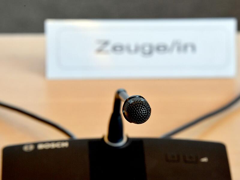 Ein Mikrofon f&uuml;r Zeugen in einem Gerichtssaal