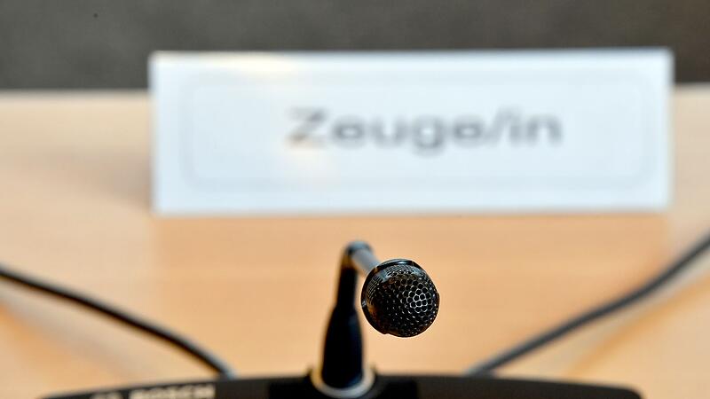Ein Mikrofon f&uuml;r Zeugen in einem Gerichtssaal
