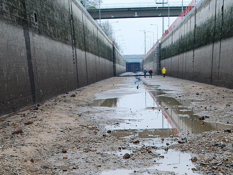 Auf dem Trockenen: Vor einigen Jahren war es die Schleuse Knetzgau (Bild), in diesem Jahr &bdquo;trifft&ldquo; es einmal mehr Viereth: Tiefbau im XL-Ma&szlig;stab.