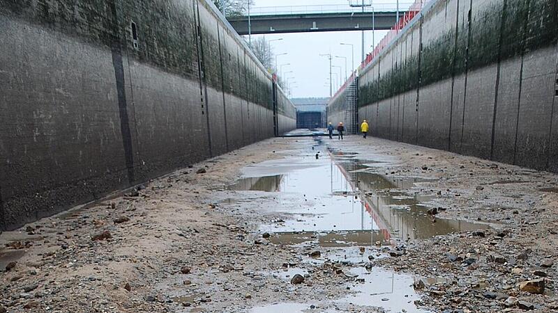 Auf dem Trockenen: Vor einigen Jahren war es die Schleuse Knetzgau (Bild), in diesem Jahr „trifft“ es einmal mehr Viereth: Tiefbau im XL-Maßstab. Auf dem Trockenen: Vor einigen Jahren war es die Schleuse Knetzgau (Bild), in diesem Jahr „trifft“ es einmal mehr Viereth: Tiefbau im XL-Maßstab.