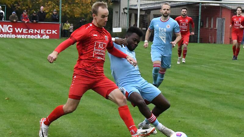 Der Fuchsst&auml;dter Yanik Pragmann (links) und der R&ouml;llbacher Noel Kuther lieferten sich auf der Au&szlig;enbahn etliche interessante Duelle. Pragmann traf in der Schlussphase zum Ausgleich, vergab davor aber etliche Chancen.