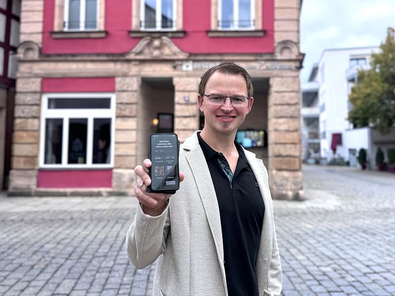 Christopher Kraus Inhaber des Alten Zollhauses in Forchheim stellt seine digitale Anreiseassistenz vor.