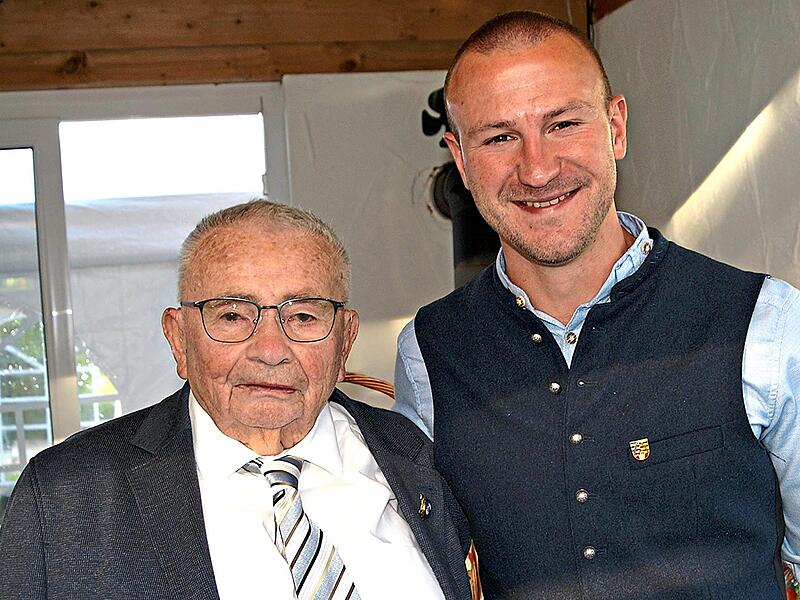 Glückwünsche übermittelte der Schneckenloher Bürgermeister Jannik Hummel an Alfred Sünkel zum 90. Geburtstag.Herbert Knoth Glückwünsche übermittelte der Schneckenloher Bürgermeister Jannik Hummel an Alfred Sünkel zum 90. Geburtstag.Herbert Knoth