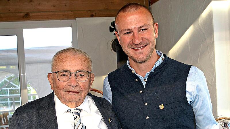 Glückwünsche übermittelte der Schneckenloher Bürgermeister Jannik Hummel an Alfred Sünkel zum 90. Geburtstag.Herbert Knoth Glückwünsche übermittelte der Schneckenloher Bürgermeister Jannik Hummel an Alfred Sünkel zum 90. Geburtstag.Herbert Knoth