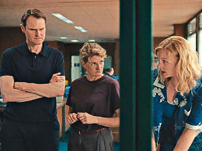 Felix Voss (Fabian Hinrichs), Wanda Goldwasser (Eli Wasserscheid, Mitte) und die neue Kollegin Emmy Rathgeber (Rosalie Thomass) tauschen sich in einer Szene der Franken-&bdquo;Tatort&ldquo;-Folge &bdquo;Gottesgarten&ldquo; &uuml;ber m&ouml;gliche Tatverd&auml;chtige aus.dpa