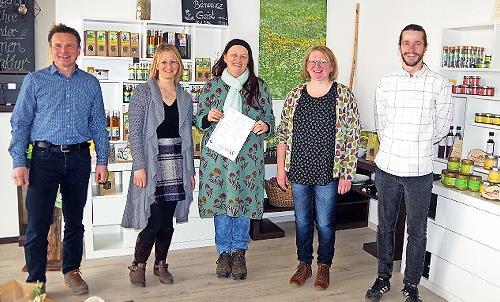 Bürgermeister Frank Jakob, Anna Knauer, Ulrike Kaiser, Produktionsleiterin Silvia Hummel und Netzwerk-Manager Andreas Bayer (von links) sind sehr stolz auf die Erlangung des GLK-Zertifikats. Bürgermeister Frank Jakob, Anna Knauer, Ulrike Kaiser, Produktionsleiterin Silvia Hummel und Netzwerk-Manager Andreas Bayer (von links) sind sehr stolz auf die Erlangung des GLK-Zertifikats.
