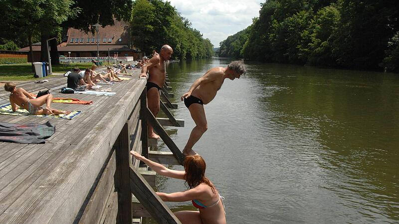 Sommerzeit ist Badezeit im Hainbad: Begeisterte Schwimmer wagen den Sprung in die Regnitz.