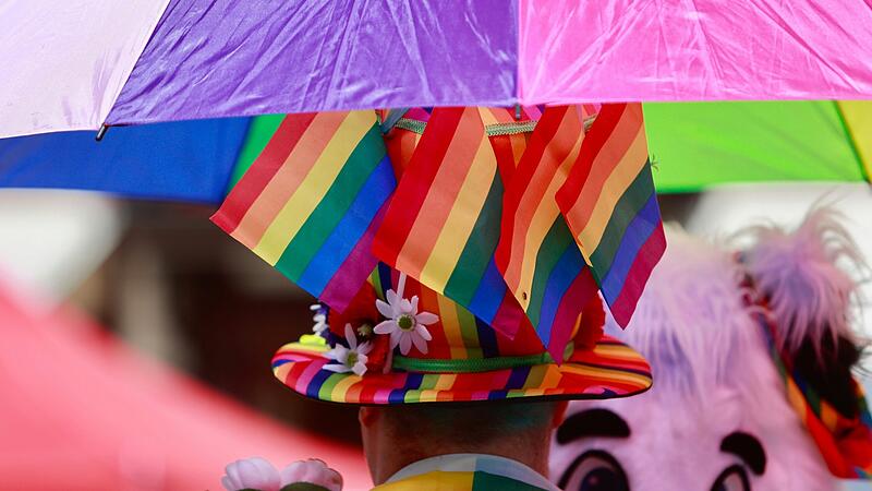 Bunt, vielfältig und tolerant - das ist der Anspruch des Christopher Street Days (CSD). In Würzburg wurde jedoch die CSU aus den Reihen der CSD-Community ausgegrenzt – nicht zum ersten Mal in Bayern. Bunt, vielfältig und tolerant - das ist der Anspruch des Christopher Street Days (CSD). In Würzburg wurde jedoch die CSU aus den Reihen der CSD-Community ausgegrenzt – nicht zum ersten Mal in Bayern.