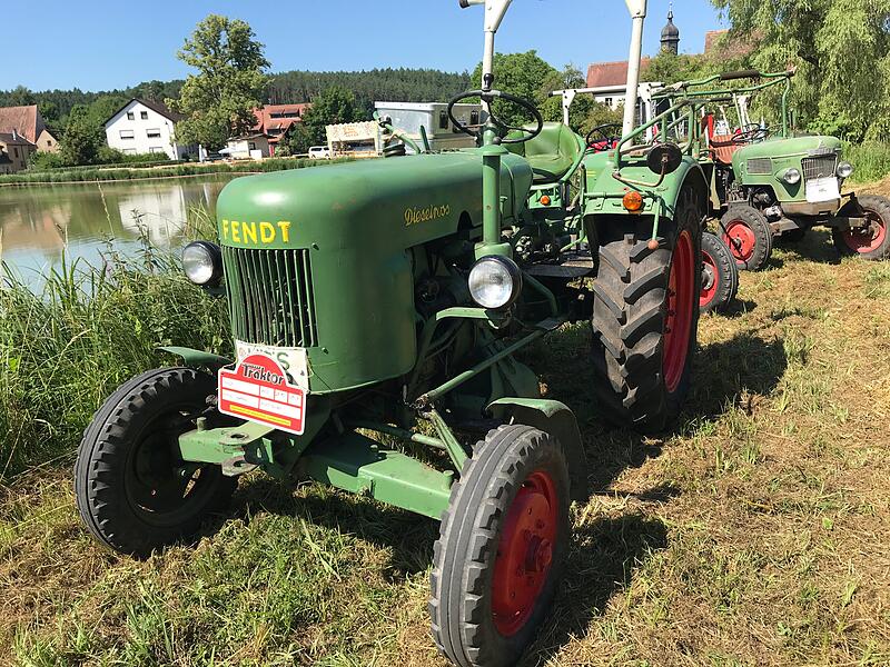 1000 Jahre Ailsbach: Die Oldtimer gl&auml;nzten und tuckerten um die Wette