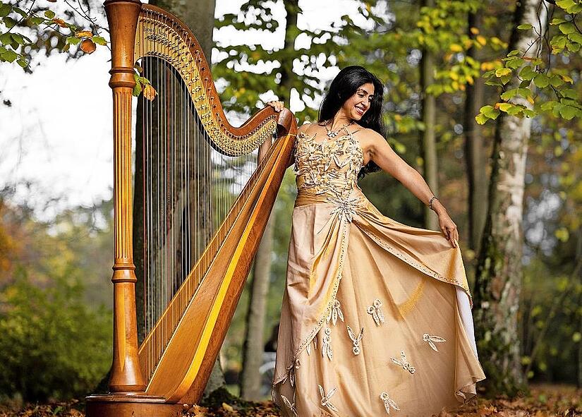 Sängerin Claraliz Mora begleitet sich selbst auf der Harfe und präsentiert neben klassischen Werken auch Musik aus ihrer Heimat Südamerika. Sängerin Claraliz Mora begleitet sich selbst auf der Harfe und präsentiert neben klassischen Werken auch Musik aus ihrer Heimat Südamerika.