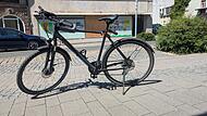 Fahrrad Fahrradfahren auf dem Gehweg ist verboten. Einige Radfahrer machen es trotzdem. Die Polizei Kulmbach klärt am Dienstagnachmittag auf und verteilt Verwarnungsgelder.