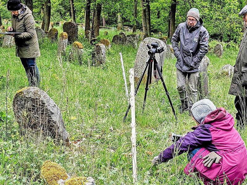 Das BLfD und Forscher entschl&uuml;sseln die letzten Geheimnisse des j&uuml;dischen Friedhofs in Ebern (von links) Kunsthistorikerin Susanne Klemm, Fotograf David Laudien, Professor Stefan Rohrbacher, im Vordergrund die Volkskundlerin Elisabeth Singer-Brehm .