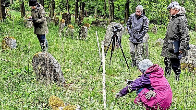 Das BLfD und Forscher entschlüsseln die letzten Geheimnisse des jüdischen Friedhofs in Ebern (von links) Kunsthistorikerin Susanne Klemm, Fotograf David Laudien, Professor Stefan Rohrbacher, im Vordergrund die Volkskundlerin Elisabeth Singer-Brehm . Das BLfD und Forscher entschlüsseln die letzten Geheimnisse des jüdischen Friedhofs in Ebern (von links) Kunsthistorikerin Susanne Klemm, Fotograf David Laudien, Professor Stefan Rohrbacher, im Vordergrund die Volkskundlerin Elisabeth Singer-Brehm .