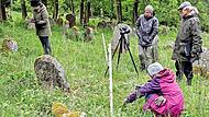 Das BLfD und Forscher entschlüsseln die letzten Geheimnisse des jüdischen Friedhofs in Ebern (von links) Kunsthistorikerin Susanne Klemm, Fotograf David Laudien, Professor Stefan Rohrbacher, im Vordergrund die Volkskundlerin Elisabeth Singer-Brehm . Das BLfD und Forscher entschlüsseln die letzten Geheimnisse des jüdischen Friedhofs in Ebern (von links) Kunsthistorikerin Susanne Klemm, Fotograf David Laudien, Professor Stefan Rohrbacher, im Vordergrund die Volkskundlerin Elisabeth Singer-Brehm .