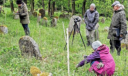 Das BLfD und Forscher entschl&uuml;sseln die letzten Geheimnisse des j&uuml;dischen Friedhofs in Ebern (von links) Kunsthistorikerin Susanne Klemm, Fotograf David Laudien, Professor Stefan Rohrbacher, im Vordergrund die Volkskundlerin Elisabeth Singer-Brehm .