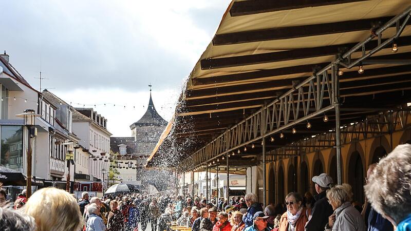 Korbmarkt-Besucher mussten auf Wasser von oben jederzeit gefasst sein.Impressionen vom Korbmarkt 2022 Korbmarkt-Besucher mussten auf Wasser von oben jederzeit gefasst sein.