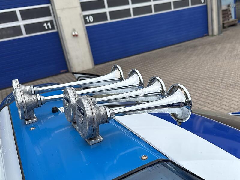Die Fanfaren auf einem Kommandowagen der Feuerwehr im Landkreis Forchheim.
