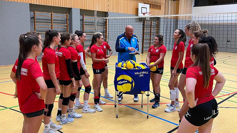 Die Regionalliga-Frauen vom TV/DJK Hammelburg h&ouml;ren kurz vor dem Saisonstart Trainer Ralf Kaiser ganz genau zu.
