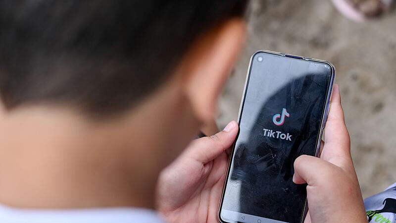 Junge mit Smartphone