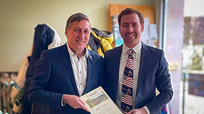 Bürgermeister Rainer Morper (links) verabschiedet Gemeinderat Andreas Günder aus seinem Amt Bürgermeister Rainer Morper (links) verabschiedet Gemeinderat Andreas Günder aus seinem Amt