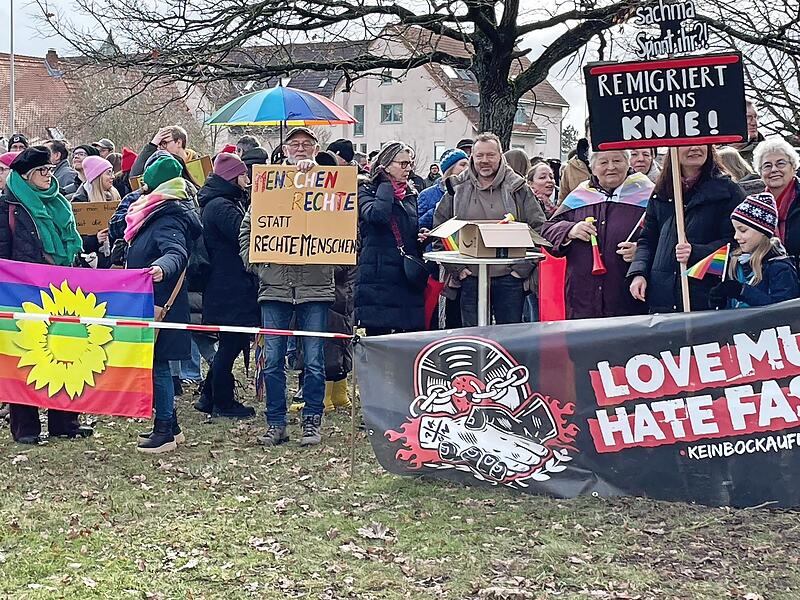 Mit Plakaten zeigten zahlreiche B&uuml;rger ihre Gegenstimme zum Wahlkampfstand der AfD.
