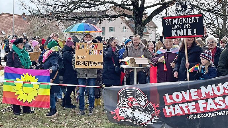 Mit Plakaten zeigten zahlreiche B&uuml;rger ihre Gegenstimme zum Wahlkampfstand der AfD.