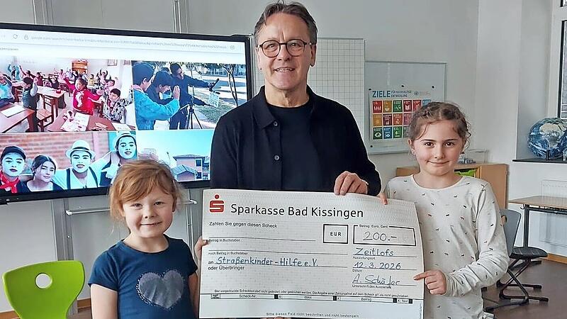 Frank Weber von der Stra&szlig;enkinderhilfe in Bolivien freut sich &uuml;ber die Spende der Kinder der Grundschule Zeitlofs