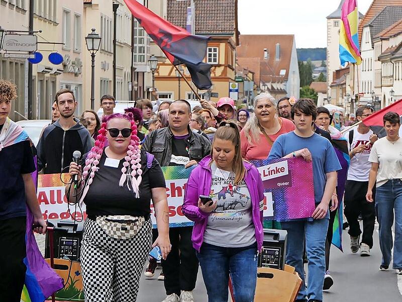 Mit rund 120 Teilnehmenden zog die queere Community am Christopher Street Day durch die Haßfurter Innenstadt.