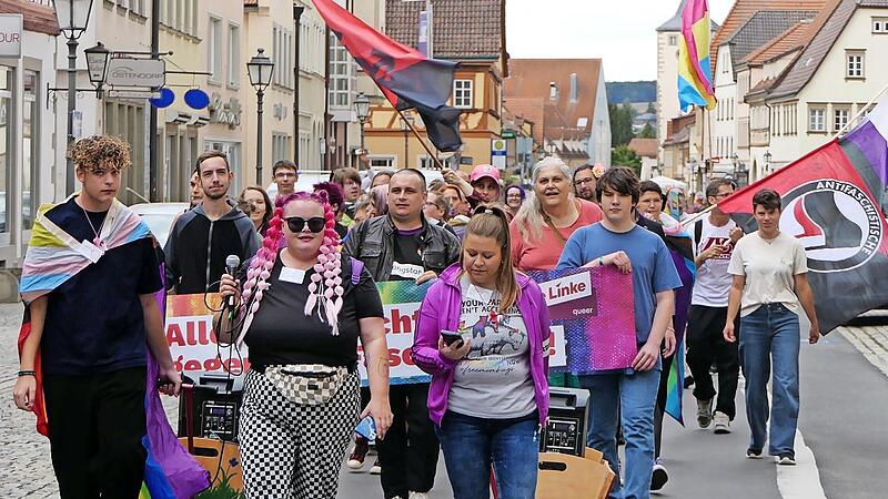 Mit rund 120 Teilnehmenden zog die queere Community am Christopher Street Day durch die Ha&szlig;furter Innenstadt.