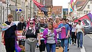 Mit rund 120 Teilnehmenden zog die queere Community am Christopher Street Day durch die Haßfurter Innenstadt. Mit rund 120 Teilnehmenden zog die queere Community am Christopher Street Day durch die Haßfurter Innenstadt.