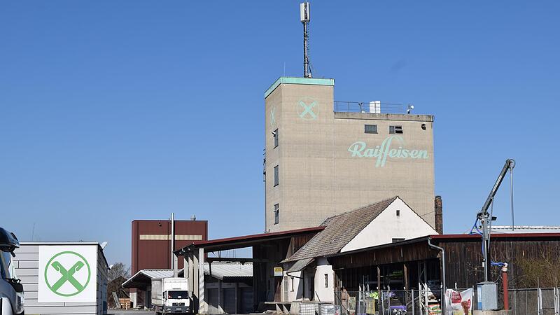 Die Baywa AG &ndash; hier Lagerhauskomplex mit den Siloanlagen &ndash; &uuml;bernimmt die Sparte Agrar der Raiffeisen-Waren GmbH Obermain Nord.