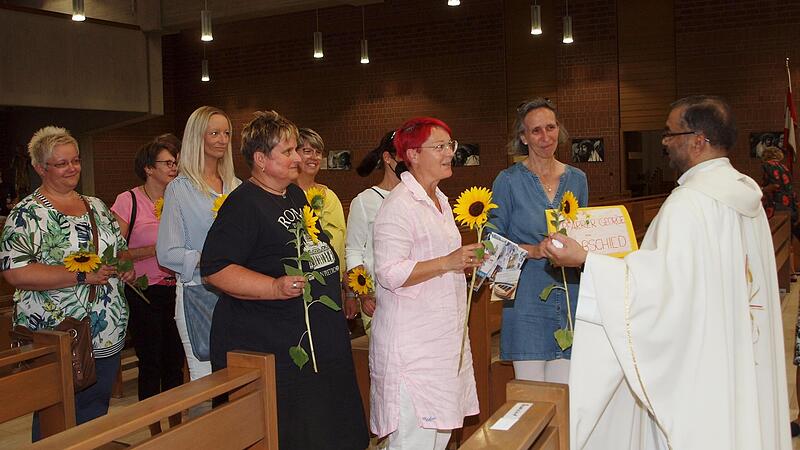 Die Leiterin des Pfarrkindergartens &bdquo;Heilige Familie&ldquo;, Erika Felix, und die Leiterin des Seubelsdorfer Kindergartens, Ines Mai (vorne von rechts), verabschiedeten sich mit Sonnenblumen von Pfarrer George und w&uuml;nschten ihm einen geruhsamen Ruhestand.