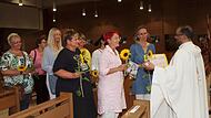 Die Leiterin des Pfarrkindergartens „Heilige Familie“, Erika Felix, und die Leiterin des Seubelsdorfer Kindergartens, Ines Mai (vorne von rechts), verabschiedeten sich mit Sonnenblumen von Pfarrer George und wünschten ihm einen geruhsamen Ruhestand. Die Leiterin des Pfarrkindergartens „Heilige Familie“, Erika Felix, und die Leiterin des Seubelsdorfer Kindergartens, Ines Mai (vorne von rechts), verabschiedeten sich mit Sonnenblumen von Pfarrer George und wünschten ihm einen geruhsamen Ruhestand.