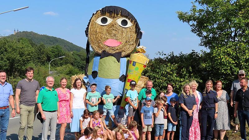 Am Dienstag ist Schulbeginn. &bdquo;Bitte langsam fahren!&ldquo;, mahnt die Verkehrspuppe in Unnersdorf seit Donnerstag.