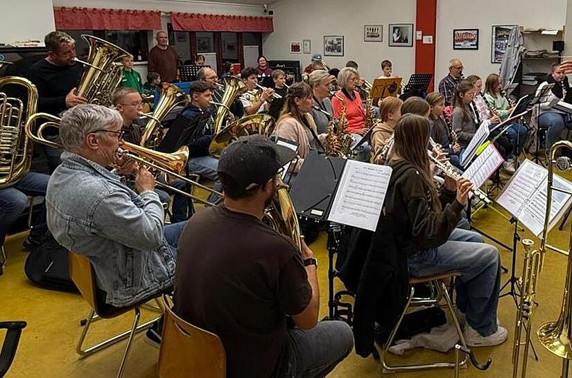 Die Riedenberger Musikanten proben erstmals für ein gemeinsames Stück, das beim Konzert am Samstag, 26. Oktober, aufgeführt wird.