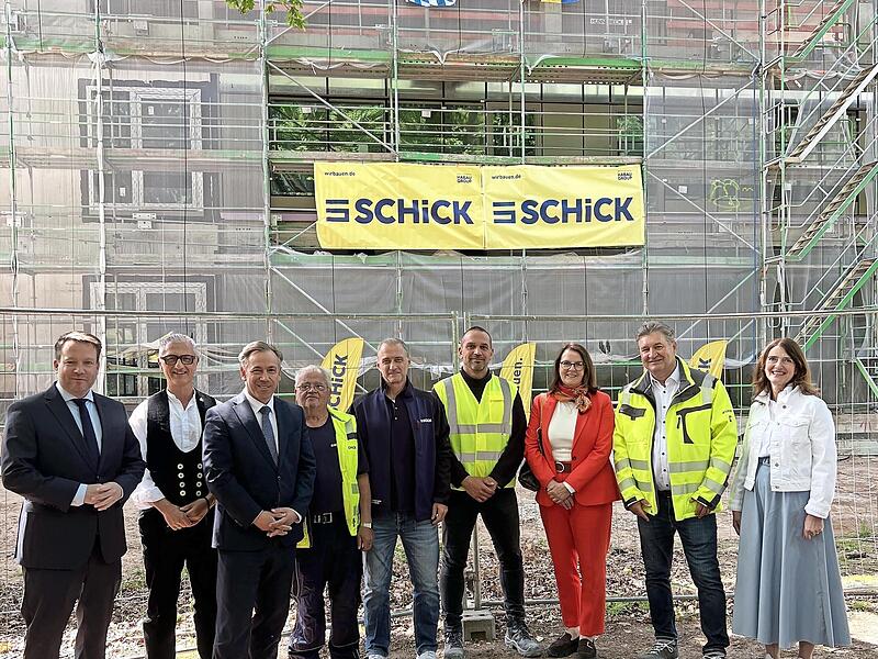 Gemeinsam beim Richtfest: Landrat Alexander Tritthart, Spardorfs Bürgermeister Andreas Wasielewski, Edgar Endres (Geschäftsführer Anton Schick GmbH), Mitarbeiter des Unternehmens, Regierungsvizepräsidentin Birgit Riesner, Kreisbaumeister Thomas Lu... Gemeinsam beim Richtfest: Landrat Alexander Tritthart, Spardorfs Bürgermeister Andreas Wasielewski, Edgar Endres (Geschäftsführer Anton Schick GmbH), Mitarbeiter des Unternehmens, Regierungsvizepräsidentin Birgit Riesner, Kreisbaumeister Thomas Lu...