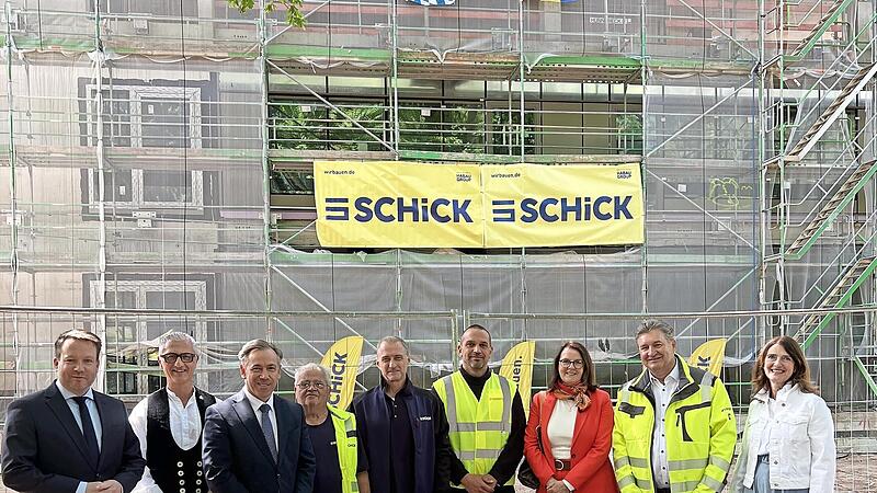 Gemeinsam beim Richtfest: Landrat Alexander Tritthart, Spardorfs Bürgermeister Andreas Wasielewski, Edgar Endres (Geschäftsführer Anton Schick GmbH), Mitarbeiter des Unternehmens, Regierungsvizepräsidentin Birgit Riesner, Kreisbaumeister Thomas Lu... Gemeinsam beim Richtfest: Landrat Alexander Tritthart, Spardorfs Bürgermeister Andreas Wasielewski, Edgar Endres (Geschäftsführer Anton Schick GmbH), Mitarbeiter des Unternehmens, Regierungsvizepräsidentin Birgit Riesner, Kreisbaumeister Thomas Lu...