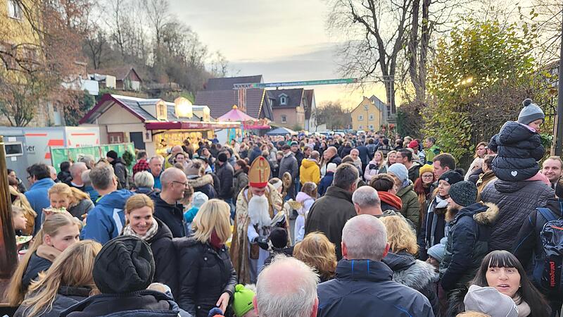 Es kamen wieder, wie nicht anders zu erwarten, viele Hunderte G&auml;ste zur &bdquo;Thundorfer Dorfweihnacht&ldquo;. Der Nikolaus (Max Geier, MItte) brachte f&uuml;r alle Kids ein kleines s&uuml;&szlig;es Geschenk.