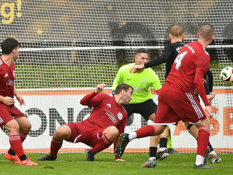 Zwei Minuten nach dem 1:0 erzielte Maximilan Pfadenhauer in Gerd-Müller-Manier am Boden abgestützt per Kopf das 2:0 für den FC Lichtenfels.