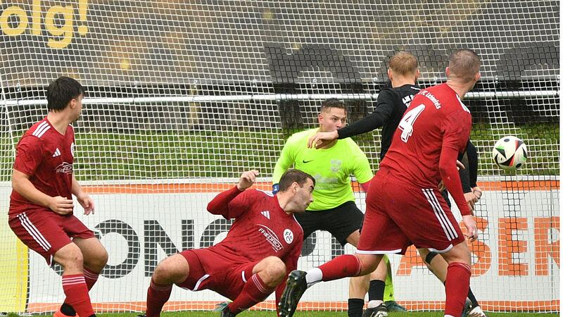 Zwei Minuten nach dem 1:0 erzielte Maximilan Pfadenhauer in Gerd-Müller-Manier am Boden abgestützt per Kopf das 2:0 für den FC Lichtenfels.